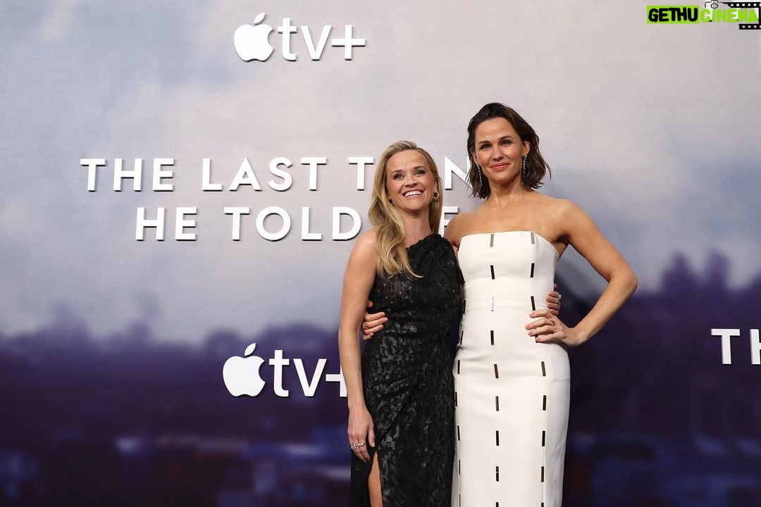 Reese Witherspoon Instagram - The first episodes of #TheLastThingHeToldMe are NOW streaming on @appletvplus!!! 📝 I had such a wonderful time celebrating this cast and creative team last night at the premiere ✨💫 This show is just as gripping and riveting as the novel by @lauradaveauthor and @jennifer.garner brings Hannah Hall to life so magnificently. Watch it now and let me know what you think!! 😊