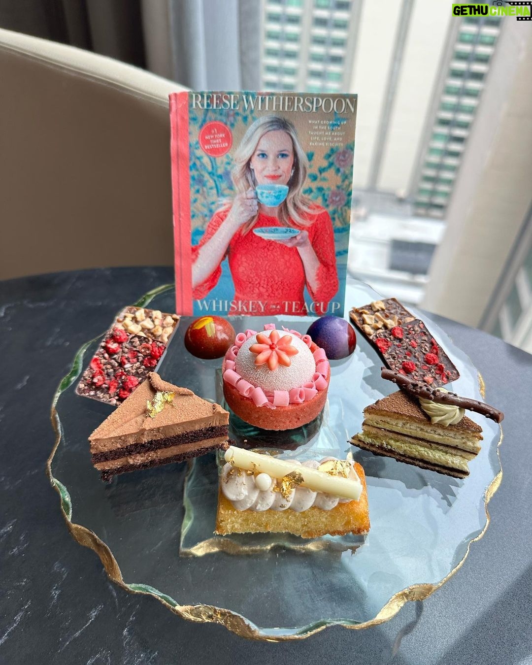 Reese Witherspoon Instagram - Boston! It was a wicked good time. Loved the clam chowder, Dunkin' cream pie specials and the duck tour 💗🍩🦆