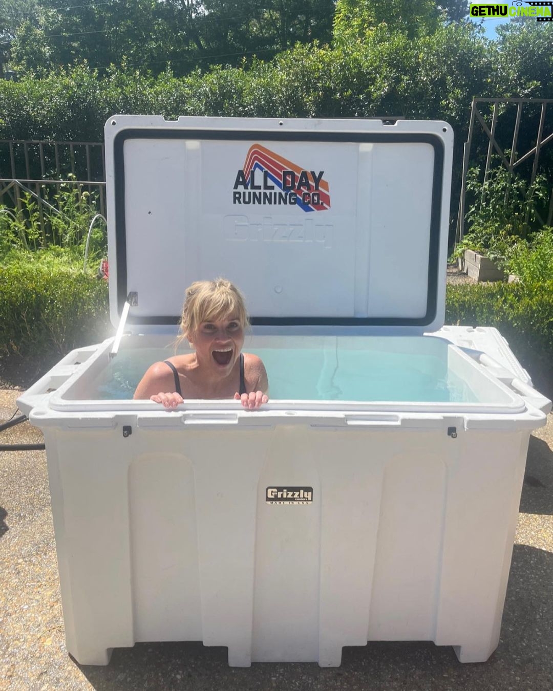 Reese Witherspoon Instagram - Summer so far 😊🏝️🍹🥰🌅