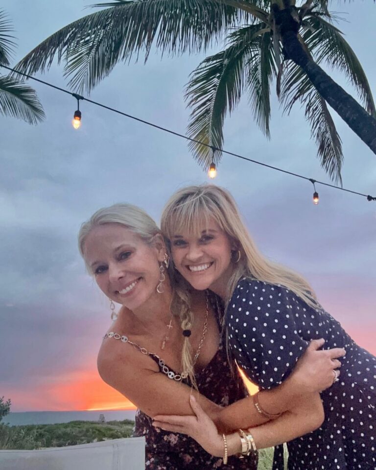 Reese Witherspoon Instagram - Summer so far 😊🏝️🍹🥰🌅