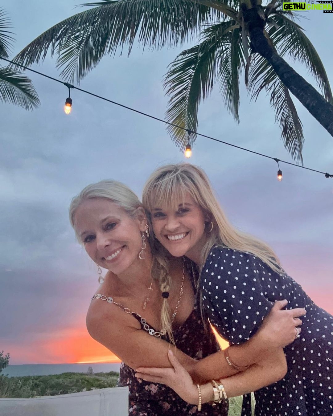 Reese Witherspoon Instagram - Summer so far 😊🏝️🍹🥰🌅
