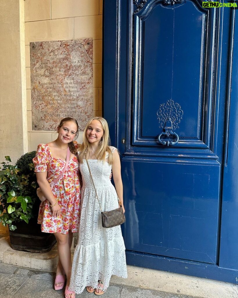 Reese Witherspoon Instagram - Bonjour from Paris ! 🇫🇷💫🥐
