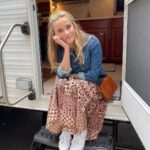 Reese Witherspoon Instagram - Let’s hear it for Debbie’s denim, y’all 👏🏼 Her wardrobe needed a spot on the feed 💫 #YourPlaceOrMine @netflix Costume Design : @oneprivatelibrary ❤️