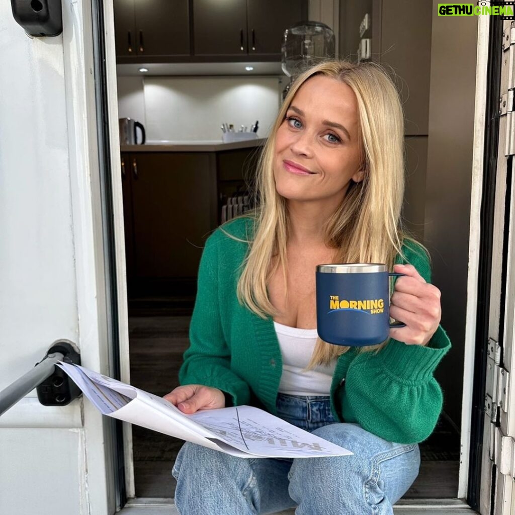 Reese Witherspoon Instagram - Rise and shine ! ☕️ ☀️ @themorningshow