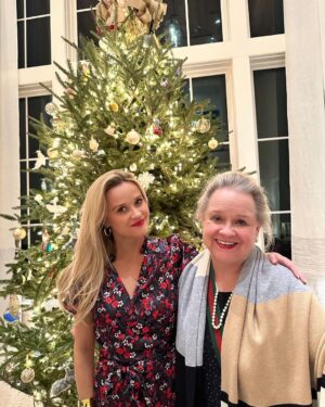 Reese Witherspoon Instagram - Christmas dinner with the fam!🥂🎄❤️