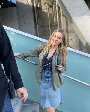 Reese Witherspoon Instagram - Let’s hear it for Debbie’s denim, y’all 👏🏼 Her wardrobe needed a spot on the feed 💫 #YourPlaceOrMine @netflix 
Costume Design : @oneprivatelibrary ❤️