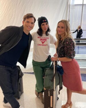 Reese Witherspoon Instagram - Let’s hear it for Debbie’s denim, y’all 👏🏼 Her wardrobe needed a spot on the feed 💫 #YourPlaceOrMine @netflix 
Costume Design : @oneprivatelibrary ❤️