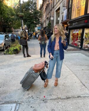Reese Witherspoon Instagram - Let’s hear it for Debbie’s denim, y’all 👏🏼 Her wardrobe needed a spot on the feed 💫 #YourPlaceOrMine @netflix 
Costume Design : @oneprivatelibrary ❤️