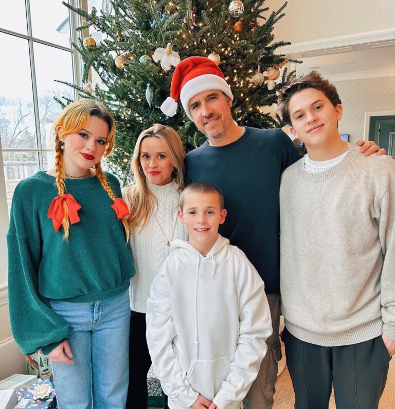 Reese Witherspoon Instagram - Wishing all of YOU a very Merry Christmas and Happy Holidays from our family to yours ! 🥰🎄✨