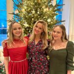 Reese Witherspoon Instagram – Christmas dinner with the fam!🥂🎄❤️
