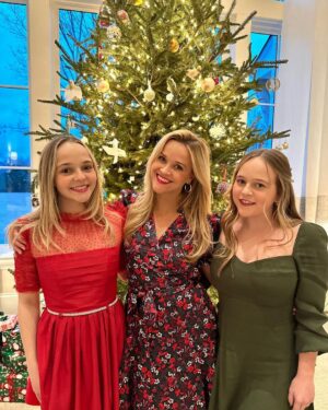 Reese Witherspoon Instagram - Christmas dinner with the fam!🥂🎄❤️