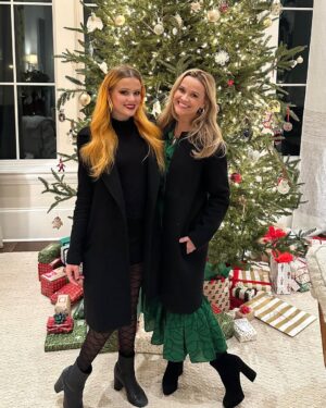 Reese Witherspoon Instagram - Christmas dinner with the fam!🥂🎄❤️
