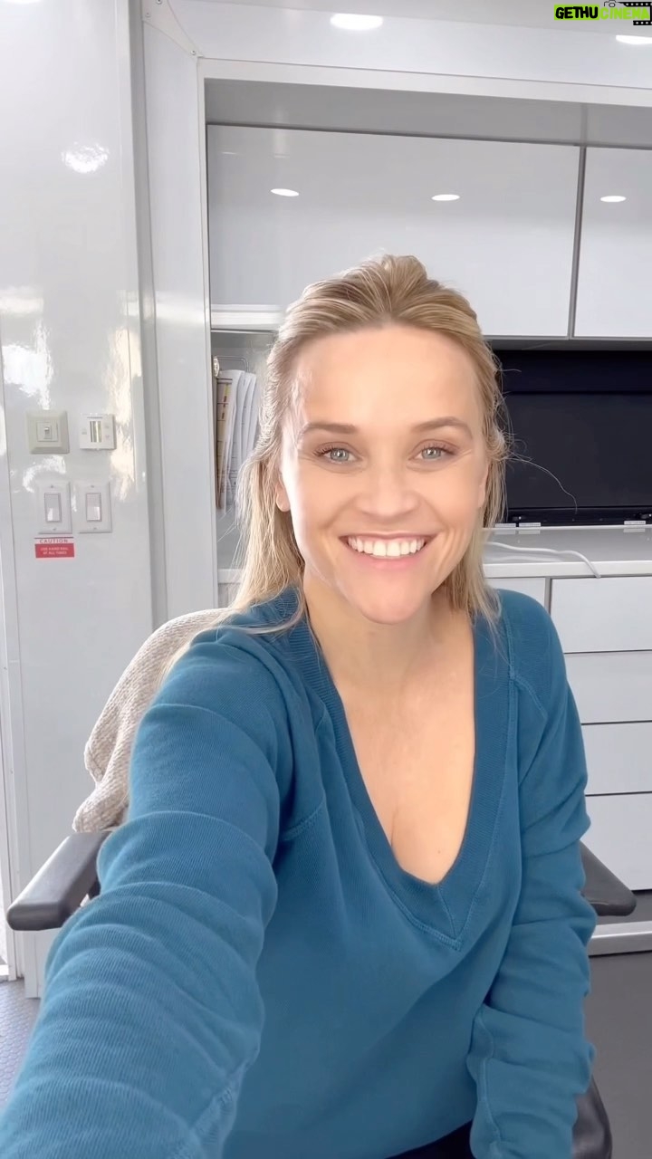Reese Witherspoon Instagram - #BiossancePartner GRWM for a day on set at @themorningshow 🎬✨🧖🏼♀️ @biossance’s new Vitamin C Rose Moisturizer is a paid actor 😉