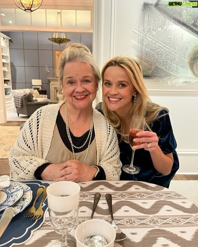 Reese Witherspoon Instagram - Giving THANKS for my wonderful family! And for pie 🥧 I love pie! ❤️💫🥧