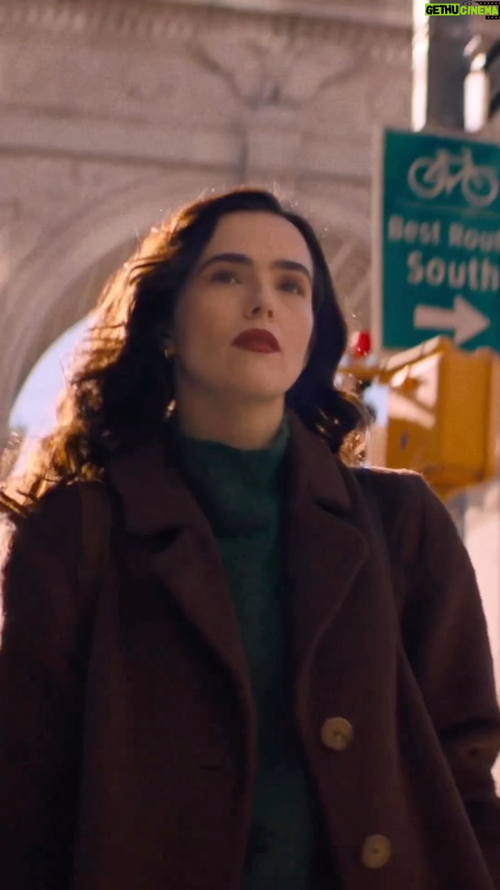 Reese Witherspoon Instagram - Who wants a classic feel-good movie for the holidays? The whole @hellosunshine team is so excited about our new film, Something from Tiffany’s. It’s all about finding love in the most unexpected way 💗🎄🎬🫶🏼 Coming December 9 to @primevideo. @zoeydeutch