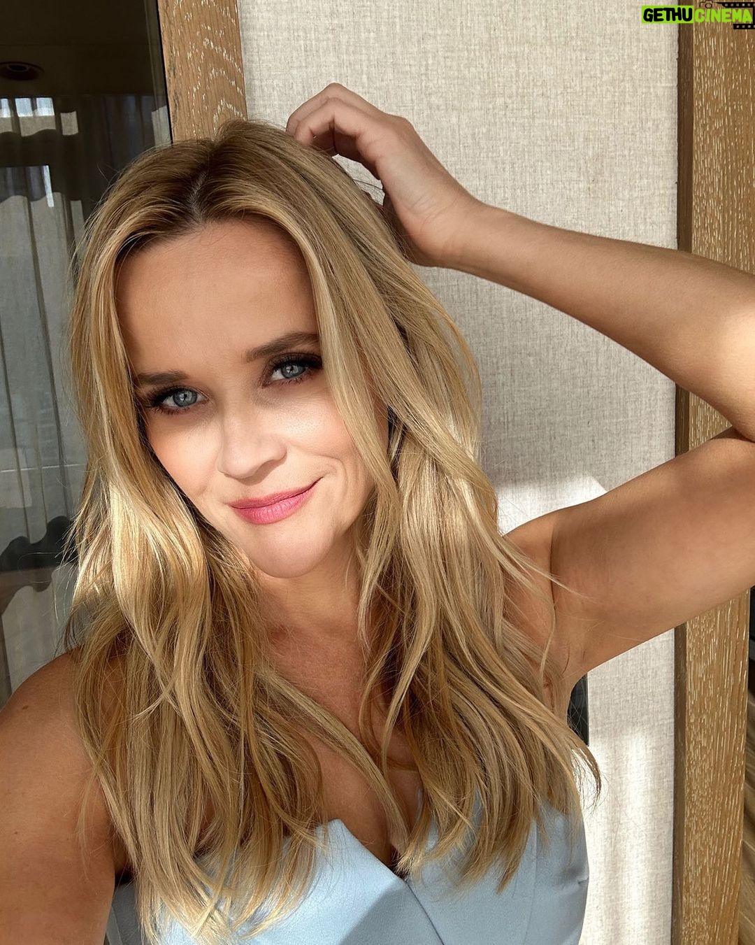 Reese Witherspoon Instagram - 🎶✨photos with the bomb lighting ✨🎶