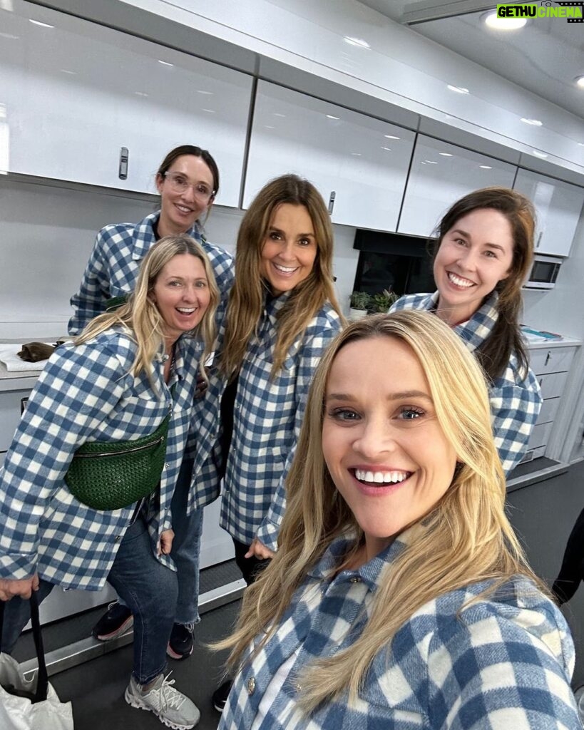 Reese Witherspoon Instagram - Matching flannel plaid jackets for the best glam team ever ! 💅🏻💋🎀Thanks for the perfect fall coat @draperjames 💙