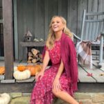 Reese Witherspoon Instagram – Hey y’all! @DraperJames’ fall collection is here and I’m in love. 🥰 Floral dresses, cozy sweaters and the cutest boots just landed. 🍂🙌🏼