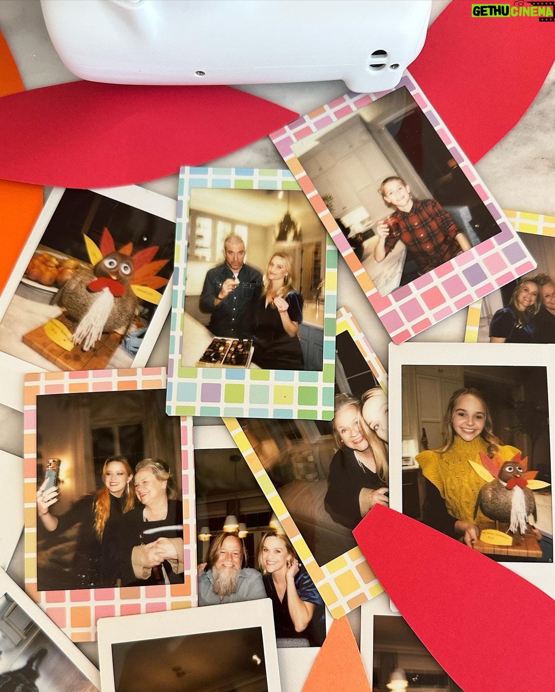 Reese Witherspoon Instagram - Giving THANKS for my wonderful family! And for pie 🥧 I love pie! ❤️💫🥧