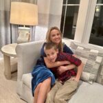 Reese Witherspoon Instagram - Giving THANKS for my wonderful family! And for pie 🥧 I love pie! ❤️💫🥧