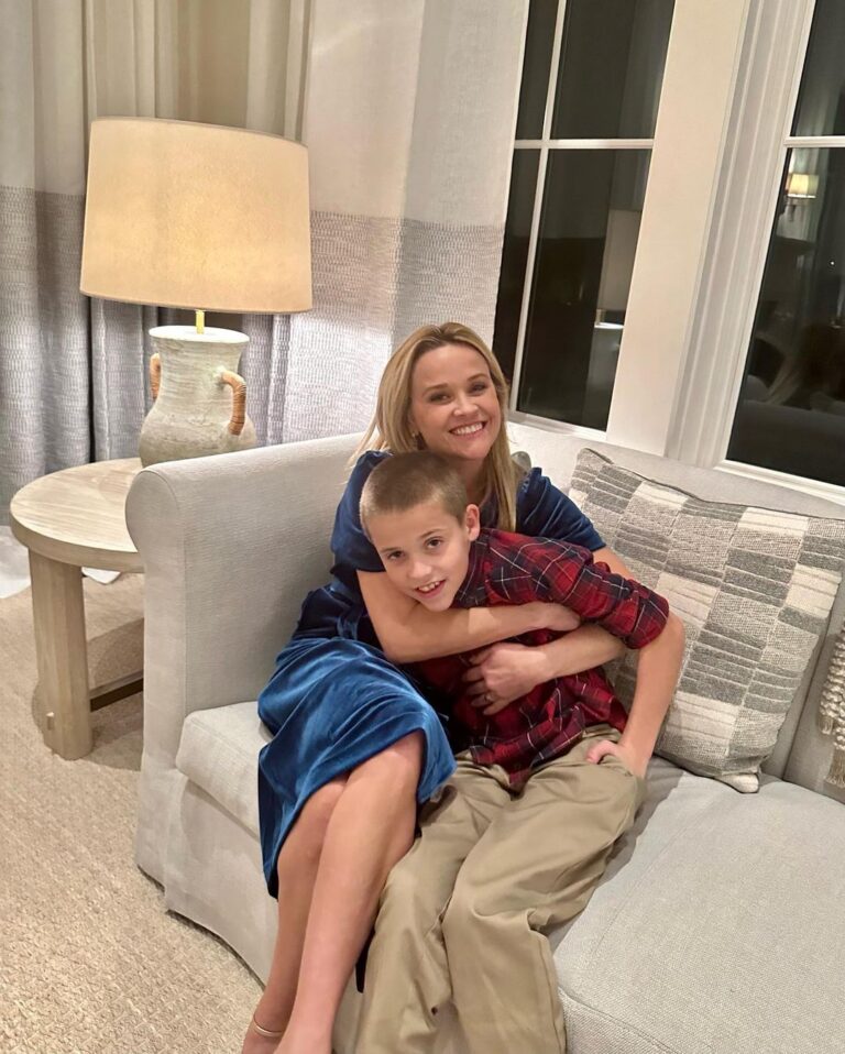 Reese Witherspoon Instagram - Giving THANKS for my wonderful family! And for pie 🥧 I love pie! ❤️💫🥧