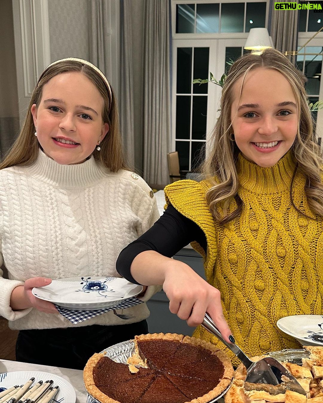 Reese Witherspoon Instagram - Giving THANKS for my wonderful family! And for pie 🥧 I love pie! ❤️💫🥧