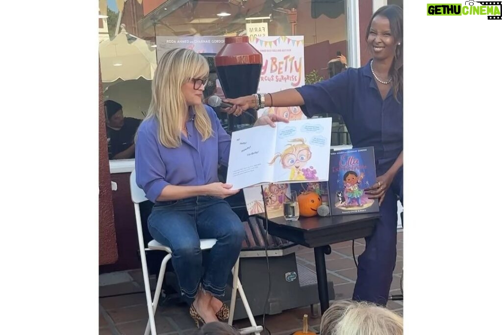 Reese Witherspoon Instagram - What an Amazing Busy Betty & The Circus Surprise reading with the cutest little readers @dieselbookstore!! It brings me SO much joy to read to Little Kids ..they ask the funniest questions 🤭 AND I got to share the stage with the incredible @rodaworld and her adorable book, Etta Extraordinaire 💫 💖 Everyone check it out! Betty and Etta had the BEST playdate 😉