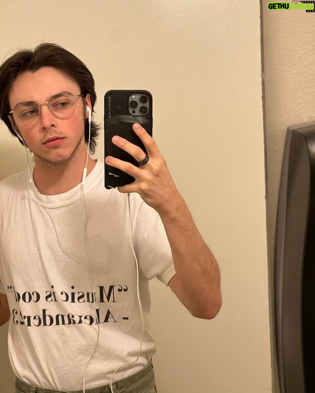 Reid Miller Instagram - Return of the bathroom pics 📸 #bathroompic #theydobebackdoe