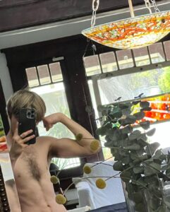 Reid Miller Instagram - Been workin out 🥊😤 a photo dump 😬 also property of @anacapturez ™️#workout #boxing #selfimprovement #summerbodyooooo