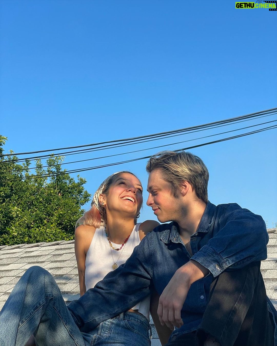 Reid Miller Instagram - Why do we look like we’re in an indie movie? 📸 @thekimgillis #iloveyou #girlfriend #rooftop