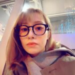 Reika Sakurai Instagram – @resee.official 

悩みまくって、黒縁×ピンク
黒縁って、インパクトあり過ぎて重くなっちゃうなぁ。てなかなか使いこなせなかったけど…カラー入れたら！！！
最近の1番のヘビロテメガネになりました♡