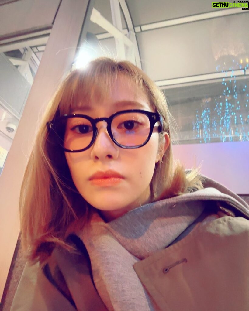 Reika Sakurai Instagram - @resee.official 悩みまくって、黒縁×ピンク 黒縁って、インパクトあり過ぎて重くなっちゃうなぁ。てなかなか使いこなせなかったけど…カラー入れたら！！！ 最近の1番のヘビロテメガネになりました♡