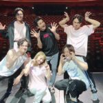 Reika Sakurai Instagram – 実は初めの頃、
このメンバーの中、紅一点。ちゃんと馴染めるかすごく不安だったけれど。
皆さんとても温かい方々で、この作品について本当に毎日沢山話し合って、どんな時もそばで支えてもらいました。
また素敵な戦友に出逢えたことに感謝です！！！

#蒼井翔太 さん
#鈴木勝吾 さん
#渡辺大輔 さん
#小野塚勇人 さん
#栗山航 さん
#ドロシー