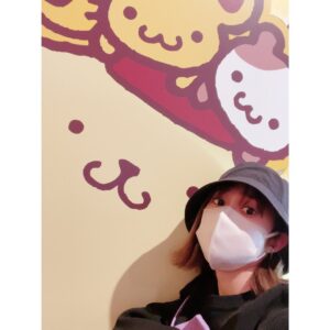 Reika Sakurai Instagram - 12月！
私にとっては毎日極寒で。
震えあがっておりますが…
寒さにも乾燥にも負けぬ、
丈夫なカラダを持ち、欲はなく。
賢治さん見習って、笑顔いっぱいで過ごしましょー！

いつだかの#サンリオ展 にて
愛しのポムと共に。
昔、宮沢賢治コンクールで入賞したんだ！すごいでしょ！！
