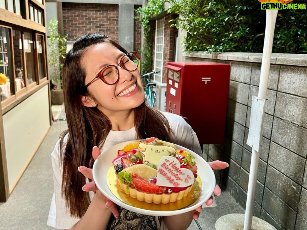 Reika Sakurai Instagram - #ラフな生活のススメ 本日 23:00〜 第3話放送です🗣 5月は撮影中だったので、 現場で皆さんにお祝いしていただきました🎈 私のだーいすきなポムたまケーキ🎂 情報解禁前で遅れてしまいましたが とっても素敵なサプライズをありがとうございました✨ そんな愛ある #ラフ活 是非みてねー👀 #ポムポムプリンのいる生活