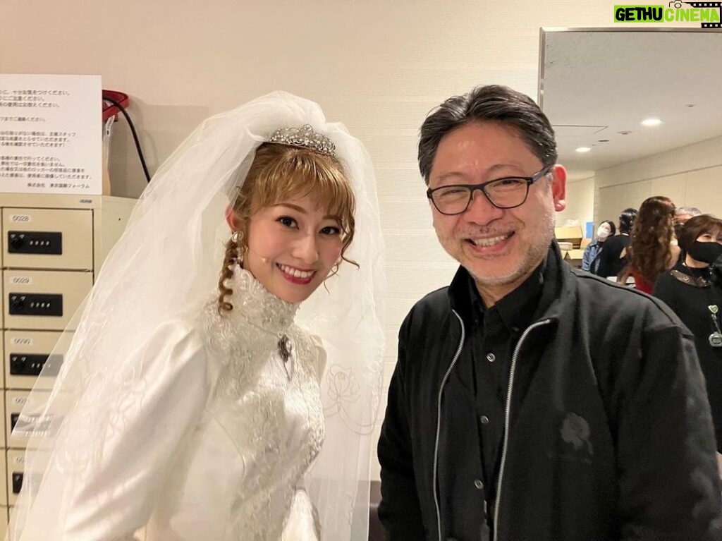 Reika Sakurai Instagram - ジキハイ 投稿ラスト！ 演出の山田和也さん。 私が初めてグランドミュージカルに出演させていただいた『レベッカ』、『ダンス・オブ・ヴァンパイア』でもお世話になっていて、今回が3度目。 ミュージカルのことを何も知らずに 突然飛び込んで、右も左も分かっていない私に、舞台の立ち方から全て教えて下さった恩人。 こうして再び山田さんの演出を受けれたこと、本当に嬉しかったです！ 新しい作品でも、再演でも、 また山田さんとご一緒できる日を目指して精進致します！！！ ありがとうございましたー✨