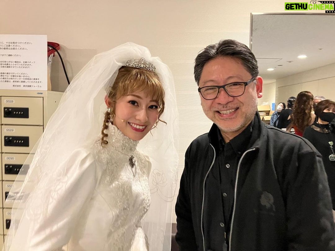 Reika Sakurai Instagram - ジキハイ 投稿ラスト! 演出の山田和也さん。 私が初めてグランドミュージカルに出演させていただいた『レベッカ』、『ダンス・オブ・ヴァンパイア』でもお世話になっていて、今回が3度目。 ミュージカルのことを何も知らずに 突然飛び込んで、右も左も分かっていない私に、舞台の立ち方から全て教えて下さった恩人。 こうして再び山田さんの演出を受けれたこと、本当に嬉しかったです! 新しい作品でも、再演でも、 また山田さんとご一緒できる日を目指して精進致します!!! ありがとうございましたー✨