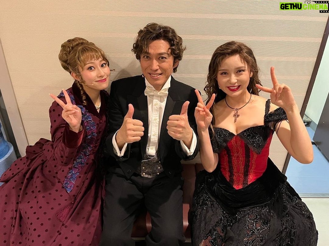 Reika Sakurai Instagram - ミュージカル 『ジキル&ハイド』毎日刺激的な日々を送っております✨ 公演もラストスパート!一回一回大切に舞台に立ってます。 3/24 本日は13:00〜公演 #柿澤勇人 さん #笹本玲奈 さん #石井一孝 さん です! 玲奈さんルーシーとは、東京公演ではラスト😢はやい…😢 女子ーズにお揃いのとっても可愛いヘアアクセをプレゼントしてくれました💕 楽屋でもお外でも最近ずっと付けてます〜! 昨年の春に上演した 『フラワードラムソング』でご一緒したカズさん。東京公演ではたった3回しかご一緒しないという…超レアになってしまいました😂 貴重な今日の公演、カズさんアターソンをしっかり感じてきます!!!! 今日も今日とて、この1公演 しっかりと楽しんできます✨