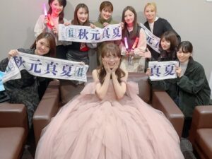 Reika Sakurai Instagram - 真夏可愛かったねぇ！
ほんとに彼女らしい、
仲間の絆が強く感じられた胸熱なライブだったなぁ。

今回に限らず、テレビでもライブでもグループを観る機会はたくさんあったし、その度に前進しているな！かっこいーな！と思ってきたけれど。

真夏めちゃくちゃキャプテンになってる！！
後輩ちゃんたちめちゃくちゃ成長してる！！！

と、驚きと嬉しさと、これからのグループへの期待が溢れまくって…。
乃木坂46ってほんと、仲間を想える暖かい素敵なグループだな、と密かに鼻高々でした！笑

素晴らしいグループです！
これからもずっと応援します！
そして、真夏、
長いことお疲れ様でした！
キャプテンになってくれてありがとう。

#乃木坂46 
#秋元真夏卒業コンサート