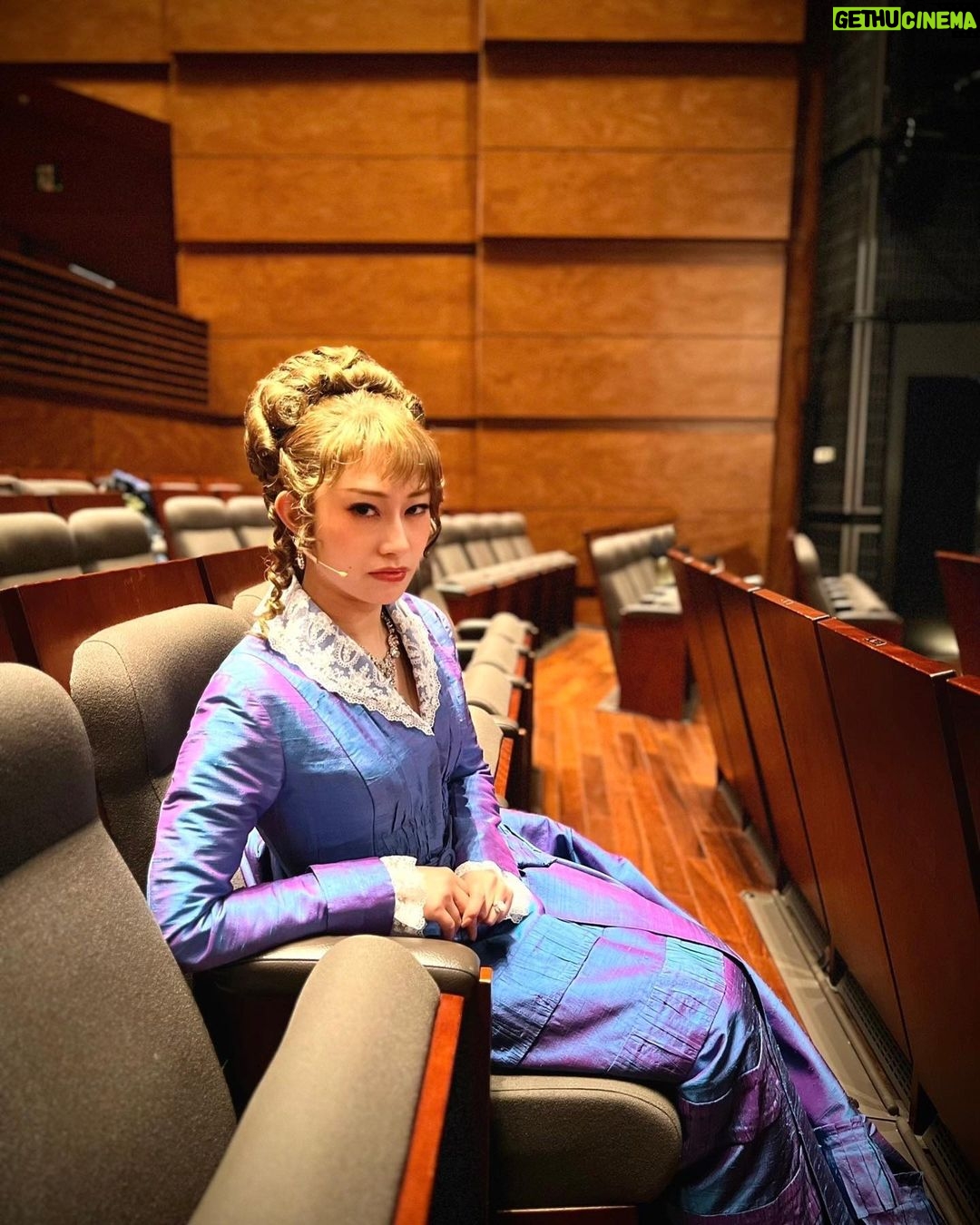 Reika Sakurai Instagram - ミュージカル『ジキル&ハイド』 東京公演千秋楽が無事終わりました ご観劇下さった皆様、ありがとうございました✨ 毎公演、ストーリーが進むにつれ、 客席が高揚していく様子が伝わってきて、気持ちの良い緊張感や恍惚感、恐怖や哀しみを感じながら舞台に立つ瞬間は、それはそれは素敵な時間です✨ 素晴らしい役者の皆様の痺れるほどの歌声と、熱い芝居を、次なる地でもしっかり感じてきます!! 先ずは、東京お疲れ様でした! そして、ジキハイカンパニーの皆さん。どうかどうかゆっくり休めますように😭♡ この写真は、ルーシー役#真彩希帆 ちゃんが舞台稽古の合間に📸 なーんか、きほちゃんが撮る写真 画質良いんだよなぁ。笑 ありがと😘 #ジキルアンドハイド #ジキハイ #ジキハイ2023