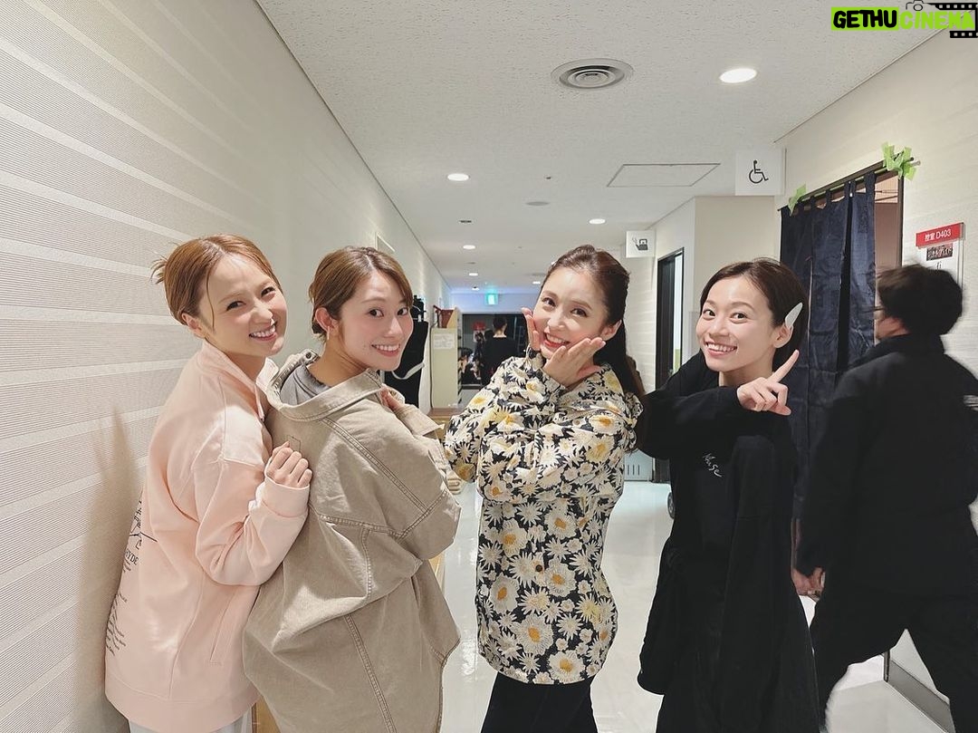 Reika Sakurai Instagram - ミュージカル 『ジキル&ハイド』毎日刺激的な日々を送っております✨ 公演もラストスパート!一回一回大切に舞台に立ってます。 3/24 本日は13:00〜公演 #柿澤勇人 さん #笹本玲奈 さん #石井一孝 さん です! 玲奈さんルーシーとは、東京公演ではラスト😢はやい…😢 女子ーズにお揃いのとっても可愛いヘアアクセをプレゼントしてくれました💕 楽屋でもお外でも最近ずっと付けてます〜! 昨年の春に上演した 『フラワードラムソング』でご一緒したカズさん。東京公演ではたった3回しかご一緒しないという…超レアになってしまいました😂 貴重な今日の公演、カズさんアターソンをしっかり感じてきます!!!! 今日も今日とて、この1公演 しっかりと楽しんできます✨