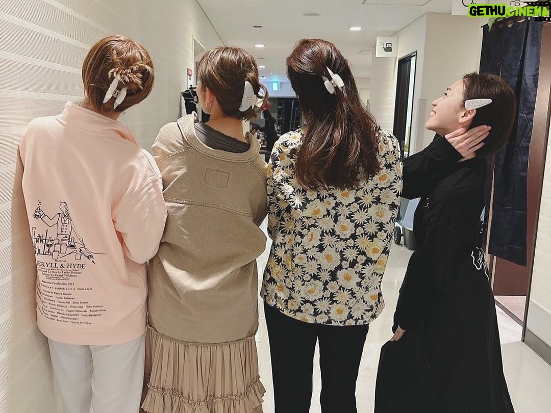 Reika Sakurai Instagram - ミュージカル 『ジキル&ハイド』毎日刺激的な日々を送っております✨ 公演もラストスパート!一回一回大切に舞台に立ってます。 3/24 本日は13:00〜公演 #柿澤勇人 さん #笹本玲奈 さん #石井一孝 さん です! 玲奈さんルーシーとは、東京公演ではラスト😢はやい…😢 女子ーズにお揃いのとっても可愛いヘアアクセをプレゼントしてくれました💕 楽屋でもお外でも最近ずっと付けてます〜! 昨年の春に上演した 『フラワードラムソング』でご一緒したカズさん。東京公演ではたった3回しかご一緒しないという…超レアになってしまいました😂 貴重な今日の公演、カズさんアターソンをしっかり感じてきます!!!! 今日も今日とて、この1公演 しっかりと楽しんできます✨