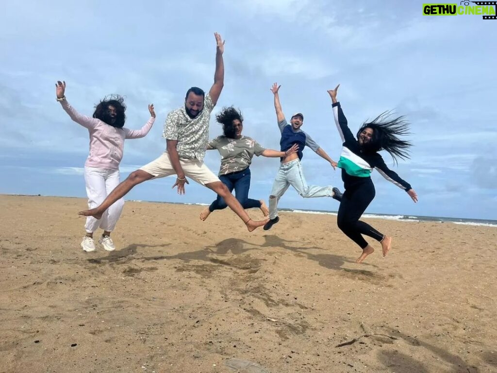 Rekha Krishnappa Instagram - Fun times , always fun with friends, new bondings, ❤ #friendship #friendahipgoals #beachvibes #beachday #beachwaves Chennai, India