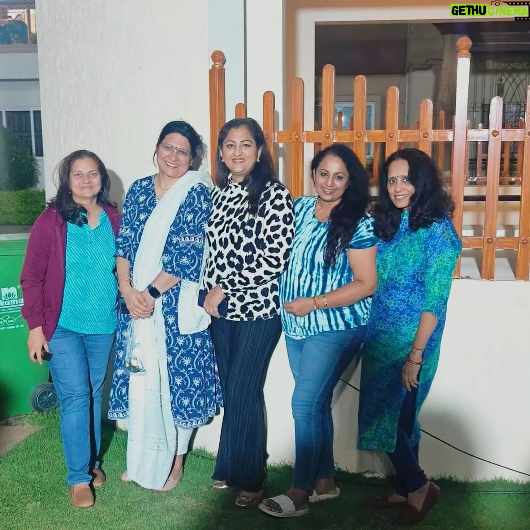 Rekha Krishnappa Instagram - We had all the preparations to celebrate for India but unfortunately Australia got it .. Anyways was very happy to watch cricket and having a good lunch with family.... Thanks @roopabhattacharjee For hosting Bengali lunch , we enjoyed the food... much love to Jiju and kids😘😘 Meets I loved your cocktail 🍸 We missed you @saahithyashetty_ ❤️ #familytime #familyfun #familymeals #familylove Bangalore, India