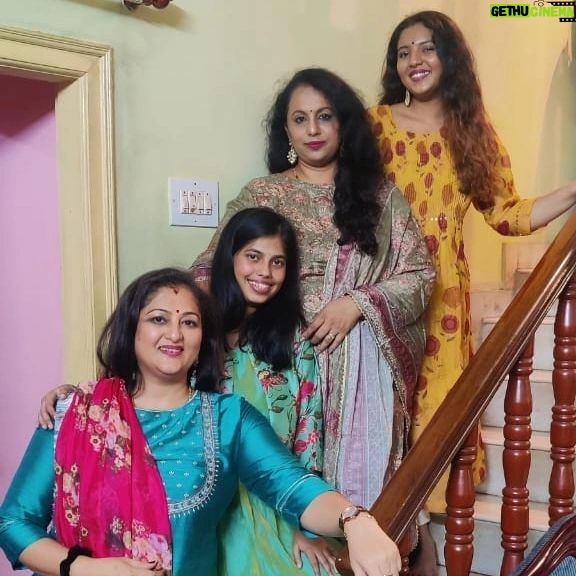 Rekha Krishnappa Instagram - Celebrations with family are the happiest moments 🥰🥰🥰 #deepavalli #deepavalli2023❤️ #diwali #celebrations #familytime #happiness Home