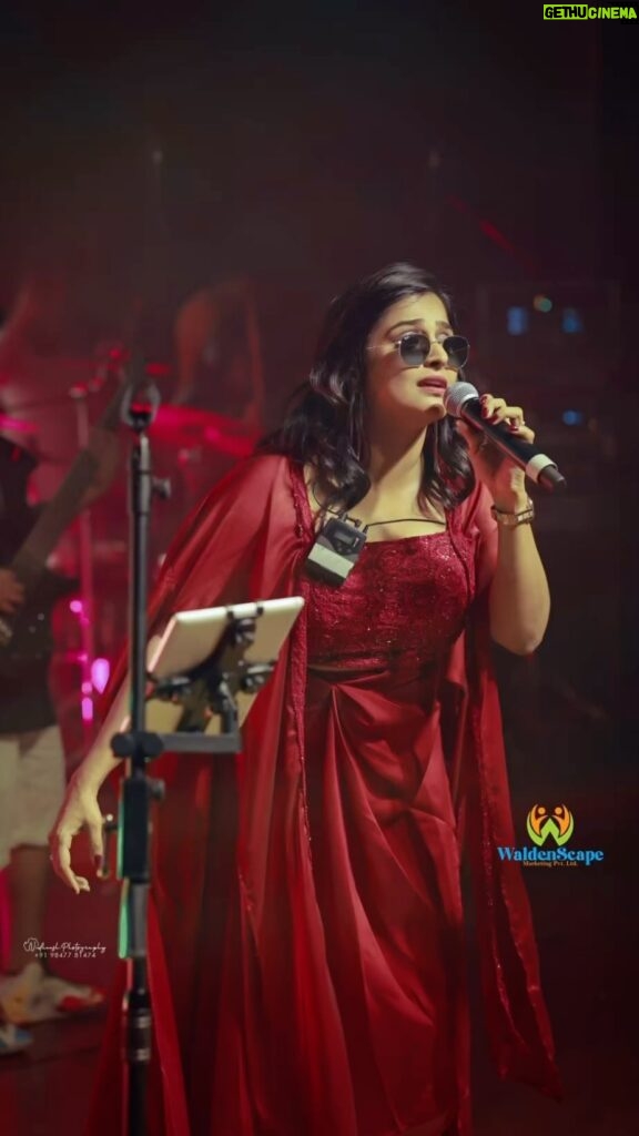 Remya Nambeesan Instagram - Being on stage births the artist in me every single time!! Started the year with an incredible gig with @thamarasserychuramband_ For all booking enquiries please connect to +91 8921-944141 Let’s jam to life!! sing to happiness ❤ Styling n managed @stylestoriesbypriyanka Costumes @nova_fashion_boutique_by_brind