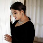 Remya Nambeesan Instagram - proudly imperfect ❤️ Styling @stylestoriesbypriyanka Make up n Hair @_sanaah._ Photography @kunjippaaru Jewellery @alameen_fashion_jewels Costume @syraclothing_ Location @tentgraam #countryhome Kochi, India