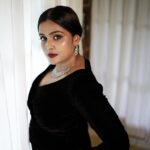 Remya Nambeesan Instagram - proudly imperfect ❤️ Styling @stylestoriesbypriyanka Make up n Hair @_sanaah._ Photography @kunjippaaru Jewellery @alameen_fashion_jewels Costume @syraclothing_ Location @tentgraam #countryhome Kochi, India