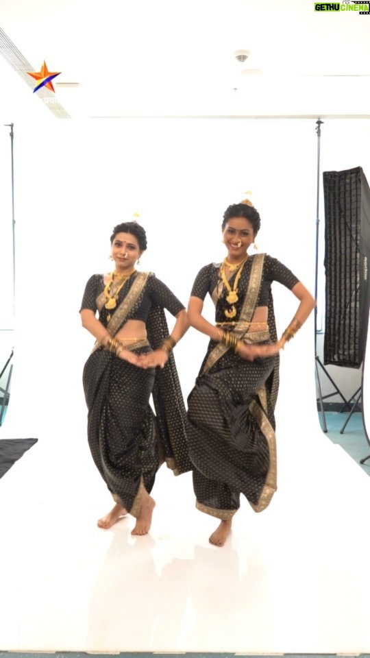 Reshma Shinde Instagram - आपल्या माणसांचा आपला सोहळा... 'Star प्रवाह परिवार पुरस्कार २०२३' रविवार १९ मार्च संध्या. ७:०० वा. Star प्रवाहवर... #PravahParivaar2023 #परिवारपुरस्कार२०२३ #StarPravah @anagha_atul__ @reshmashinde02