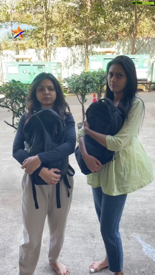 Reshma Shinde Instagram - जेव्हा दीपा आणि श्वेता रिर्हसल न करता रिल्स करतात...😄 आपल्या माणसांचा आपला सोहळा... 'Star प्रवाह परिवार पुरस्कार २०२३' रविवार १९ मार्च संध्या. ७:०० वा. Star प्रवाहवर... #PravahParivaar2023 #परिवारपुरस्कार२०२३ #StarPravah @reshmashinde02 @anaghaa_atul